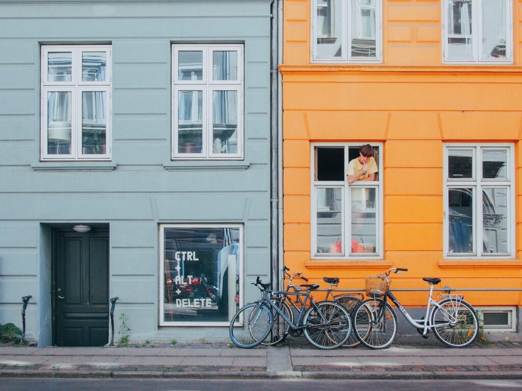 Cykler foran farverige huse på Vesterbro